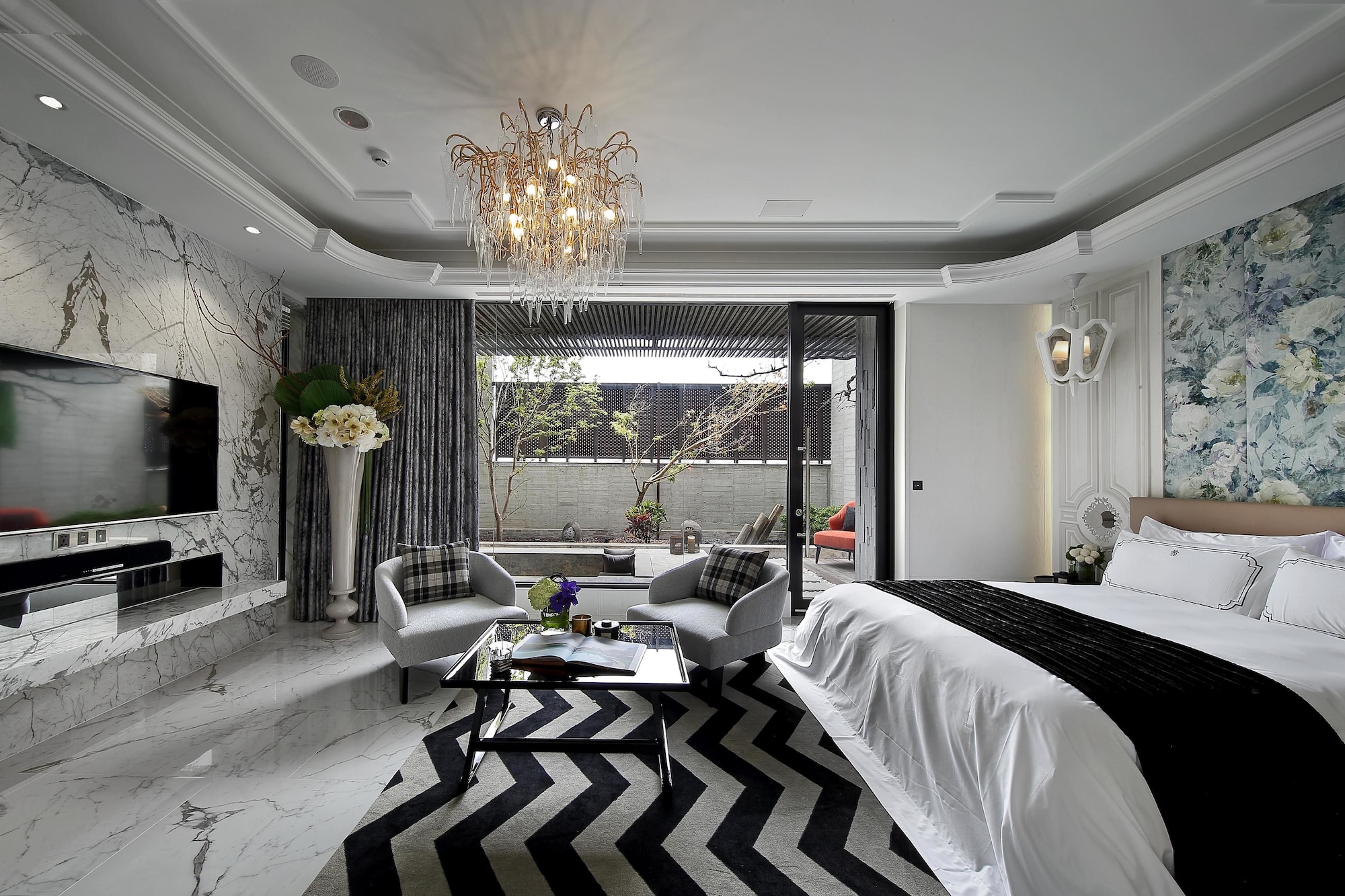 LUXURY, KING BED