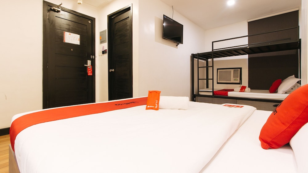 RedDoorz Plus at MM Hotel Las Pinas 8/22