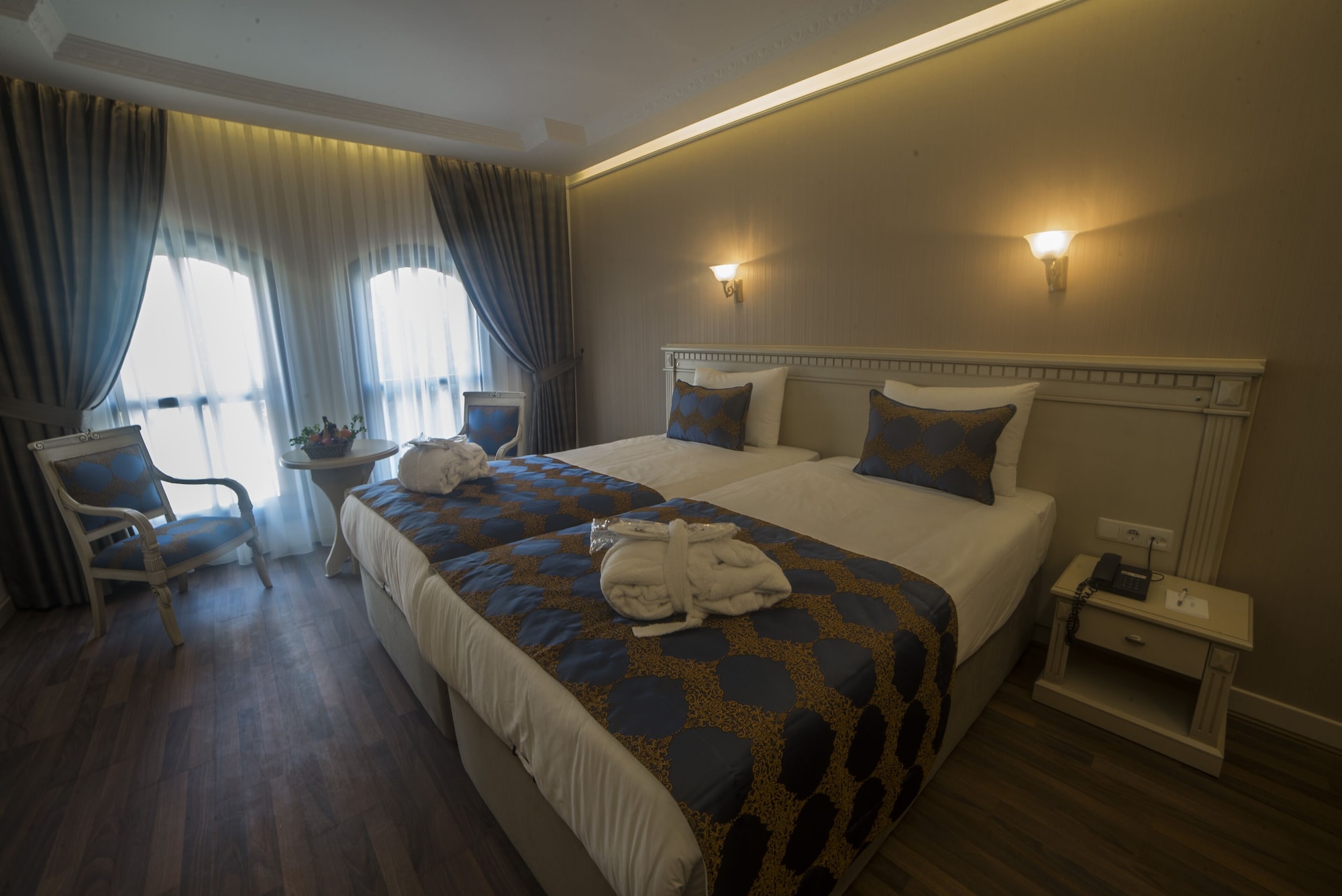 DELUXE, DOUBLE OR TWIN BED