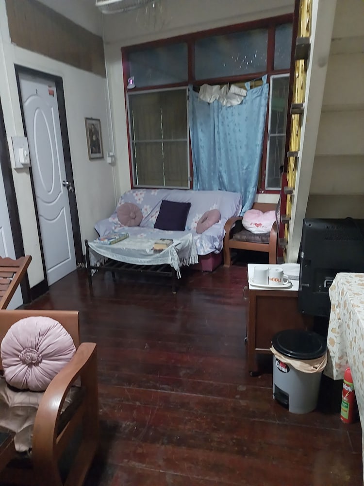 Danee Hostel 24/55