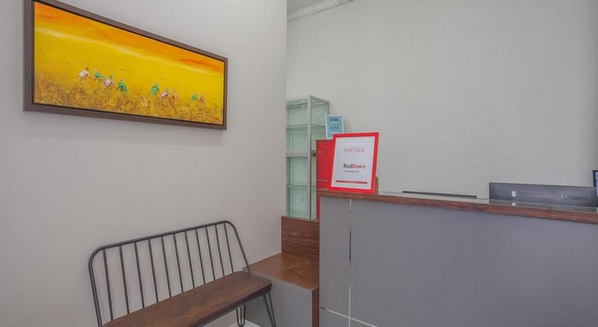 RedDoorz near Ciputra Golf Surabaya 4/50