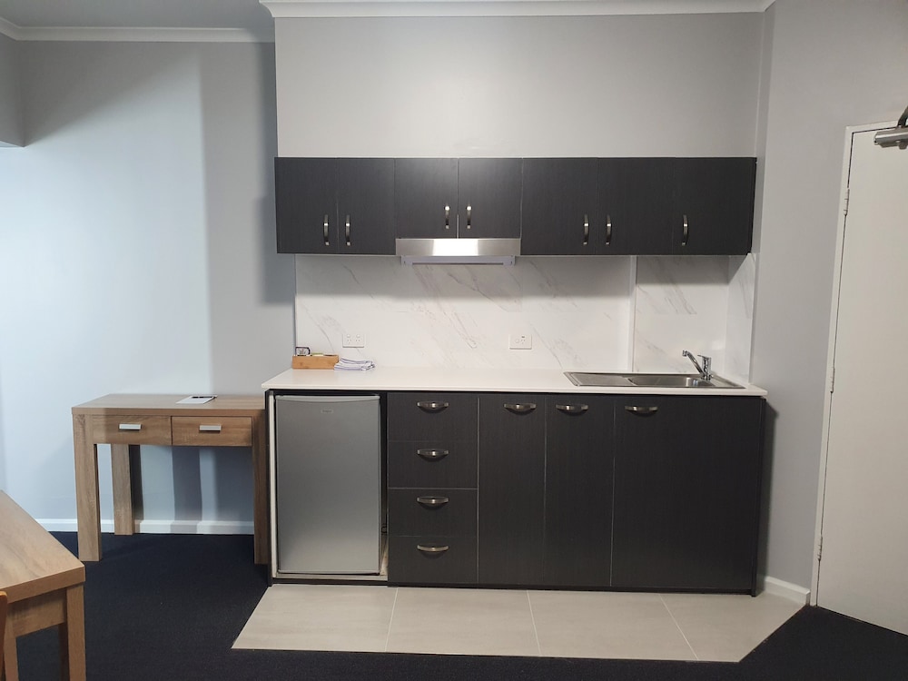 CAPITAL EXECUTIVE APARTMENT HOTEL 6/32