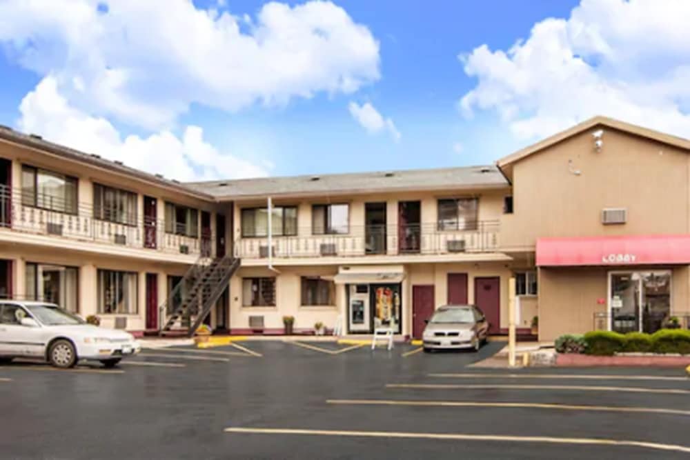 Econo Lodge Convention Center 1/39