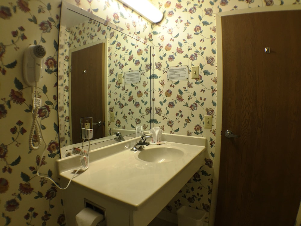 Super 8 By Wyndham Canandaigua 18/23