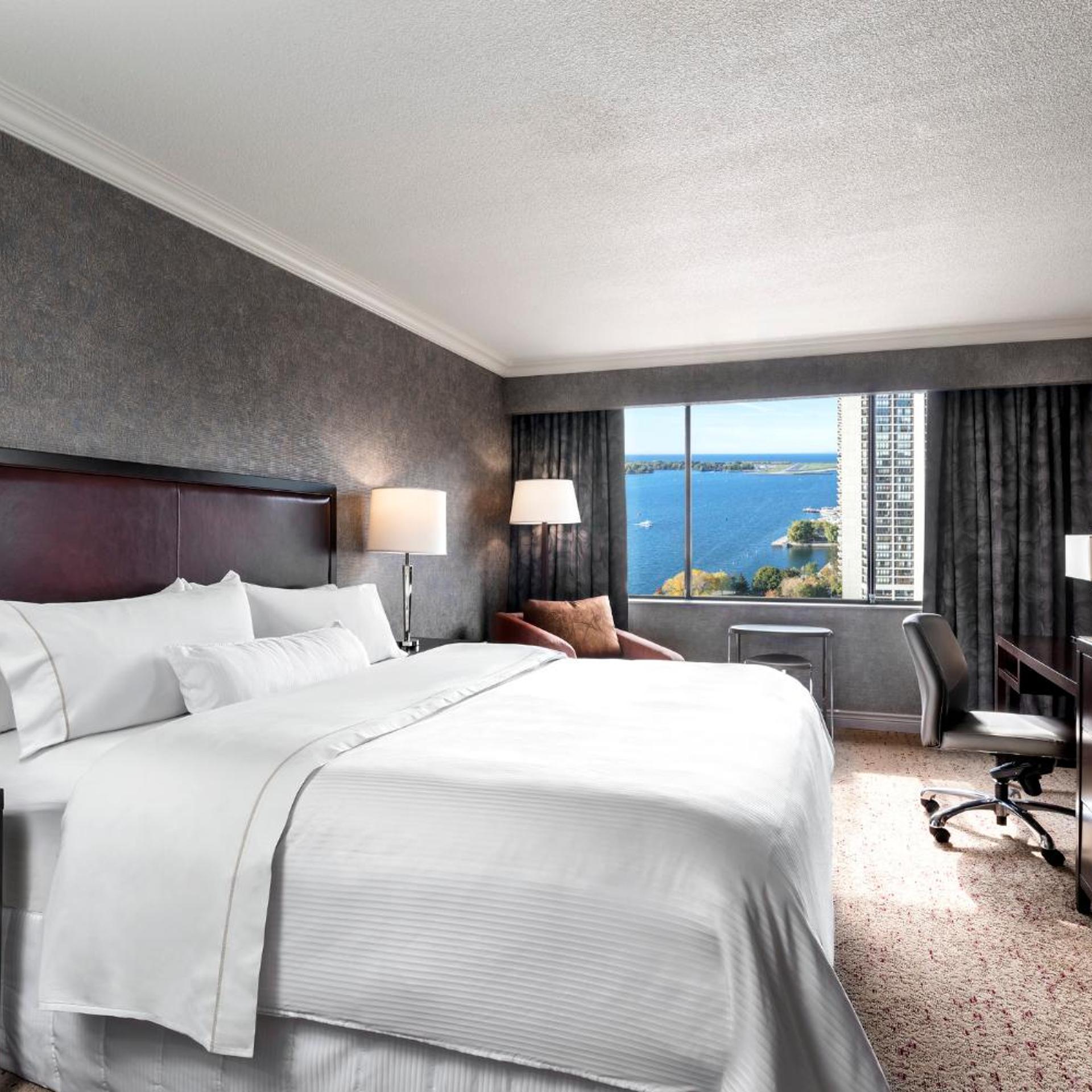 Guest Room, King Bed, Lake View