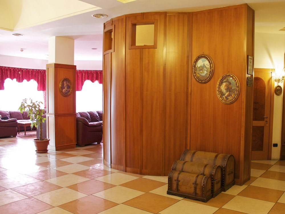 BUSINESS HOTEL 16/35