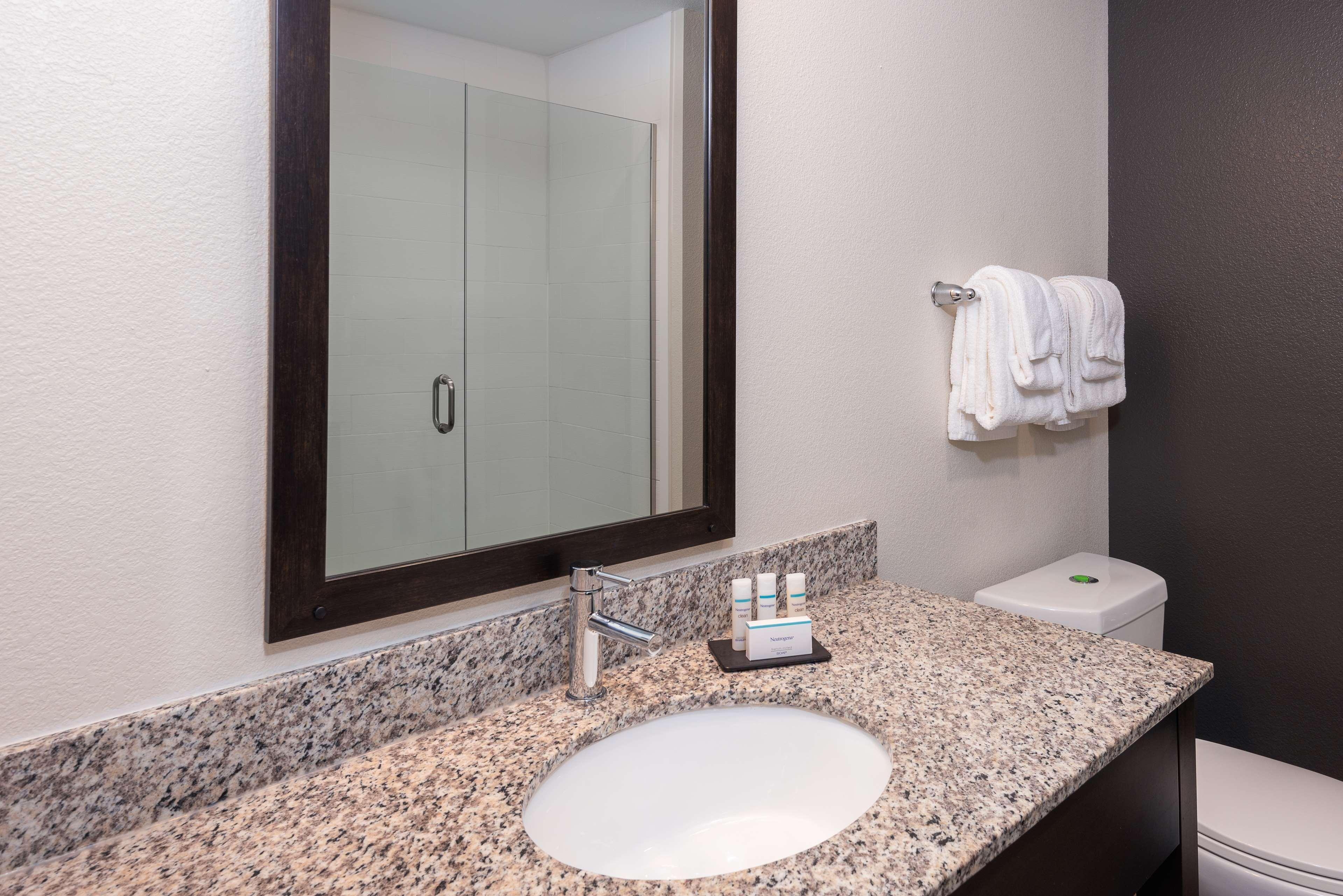 Room, King Bed, Caretta Landing Sarasota, an Ascend Collection Hotel 5/5