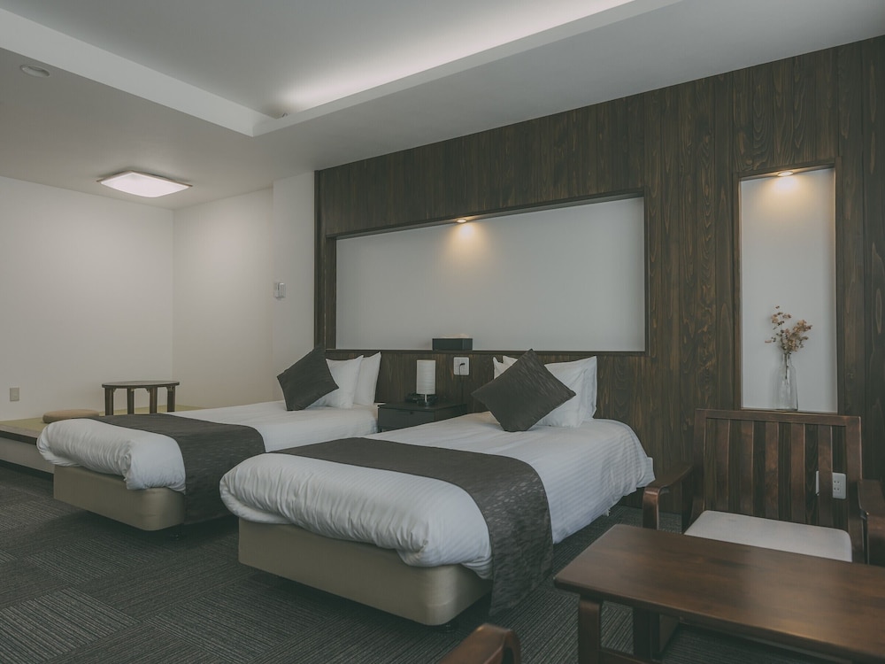 JAPANESE, MODERN, TWIN BEDS, BATHTUB