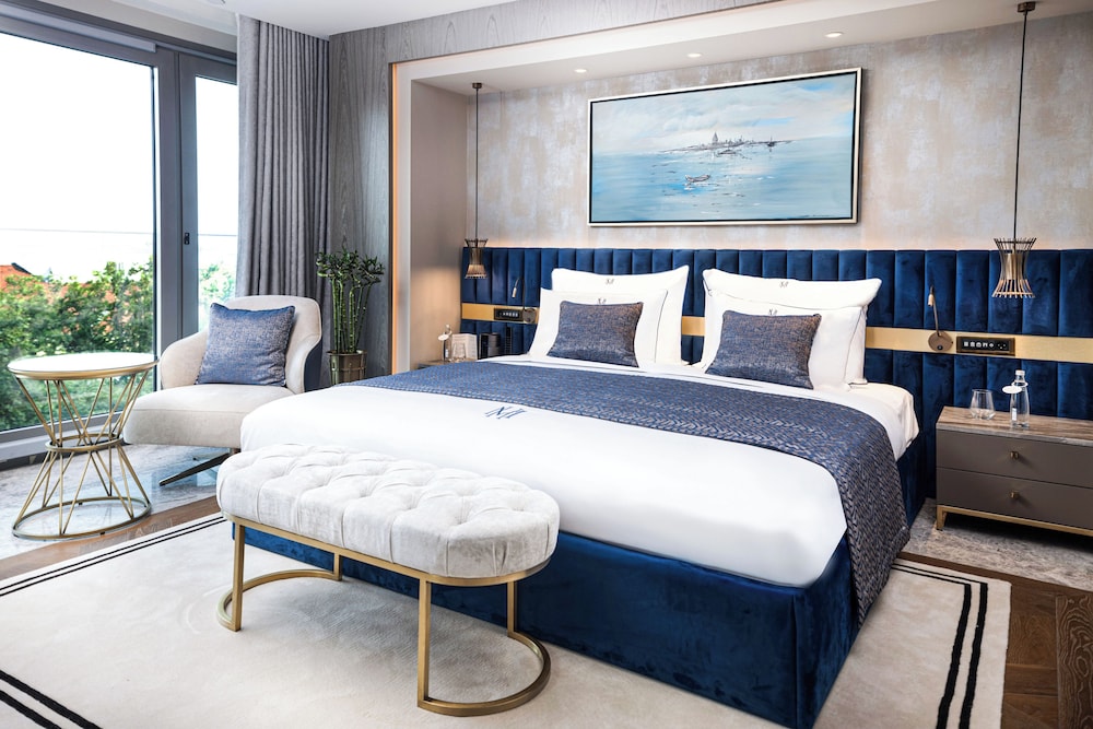 Princess, Suite, King Bed, City View, Sofa