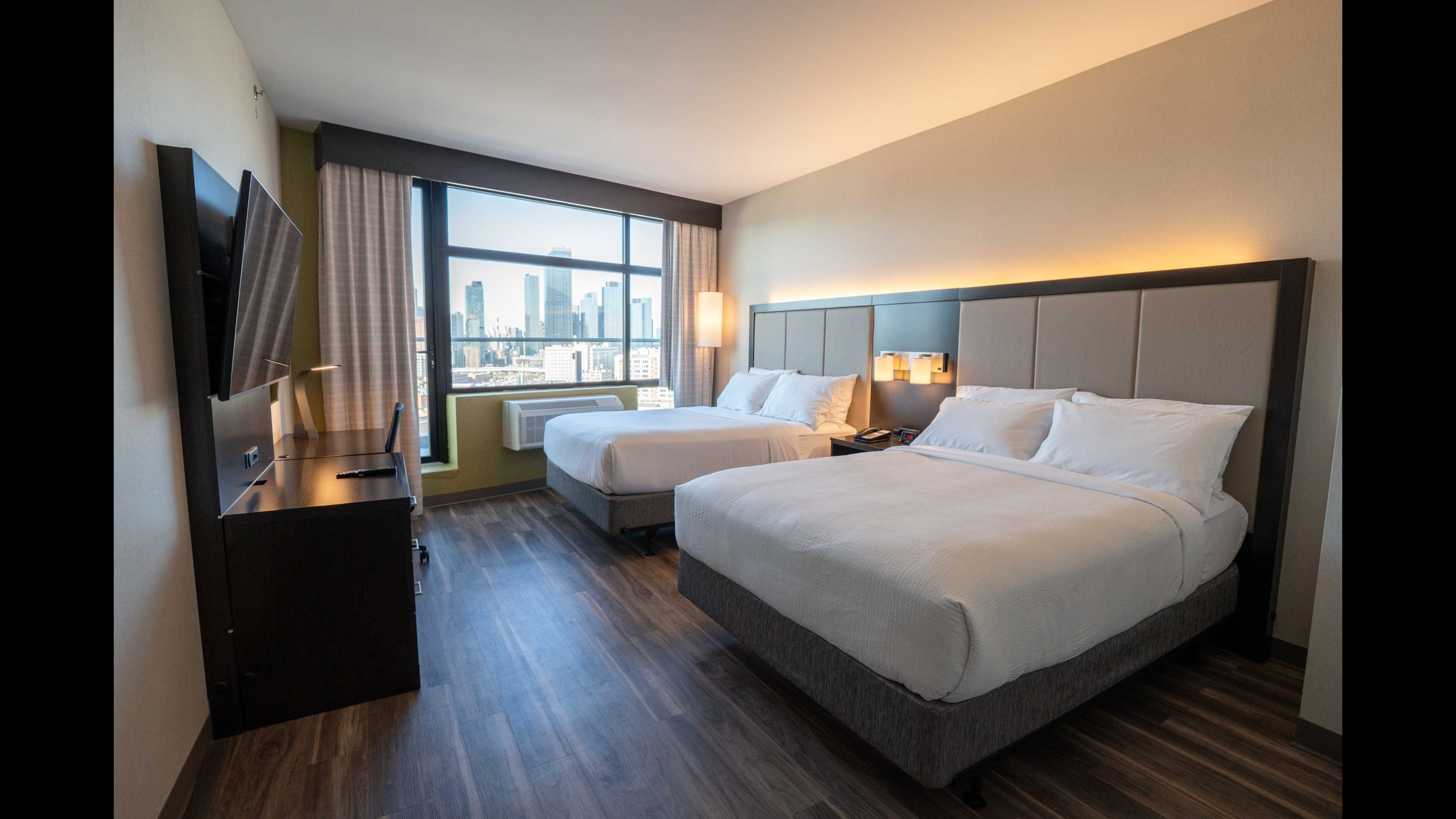 Standard, 2 Queen Beds, City Skyline View، Holiday Inn Express Long Island City E New York, an IHG Hotel 2/3
