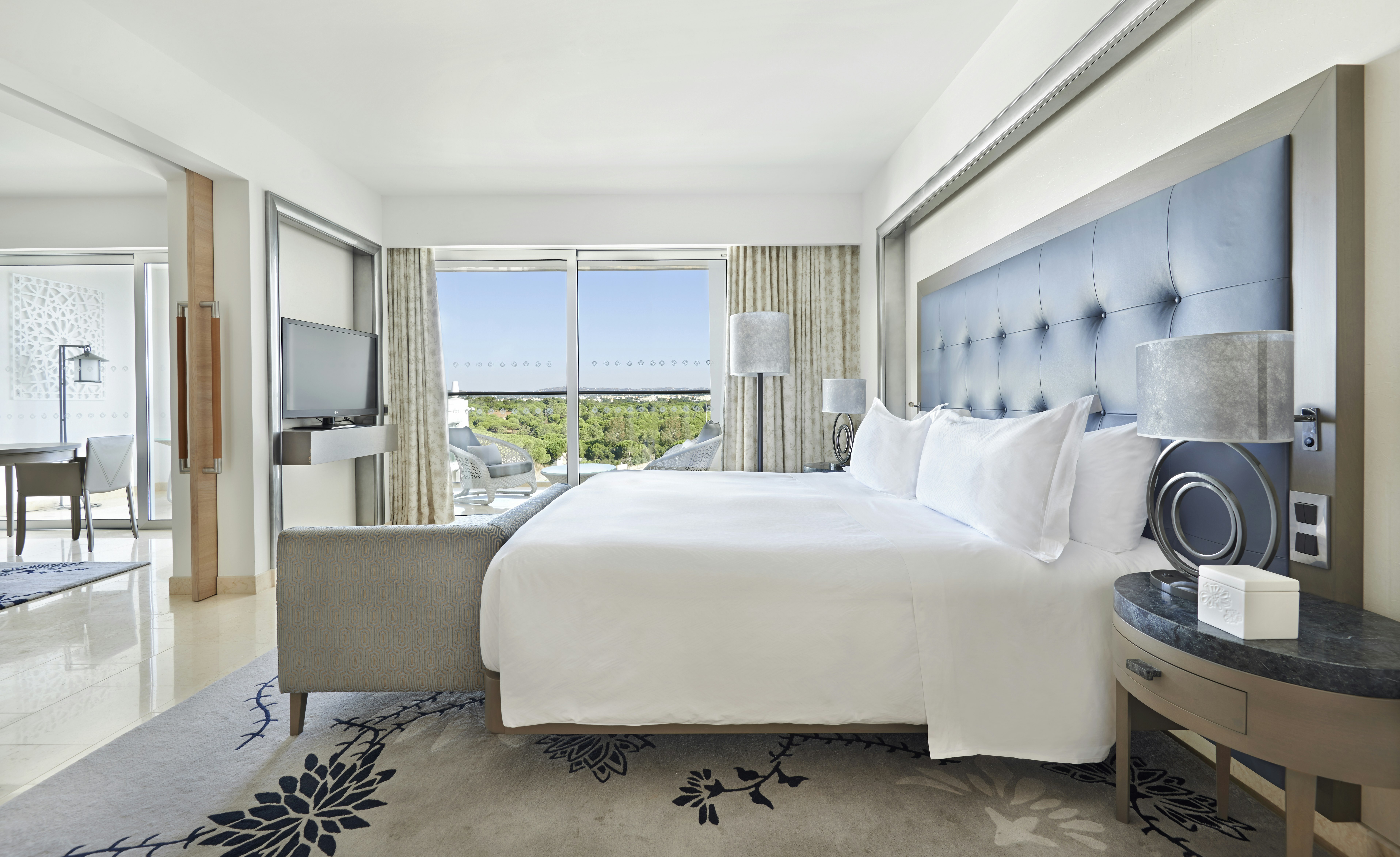 Deluxe, Suite, King Bed, Pool View