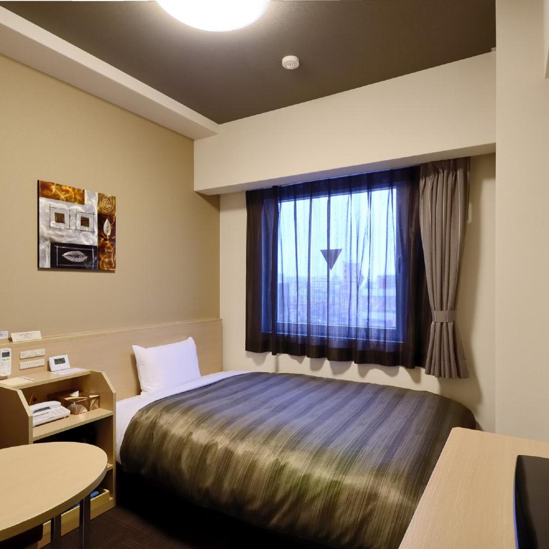 ROOM, SINGLE, SMOKING