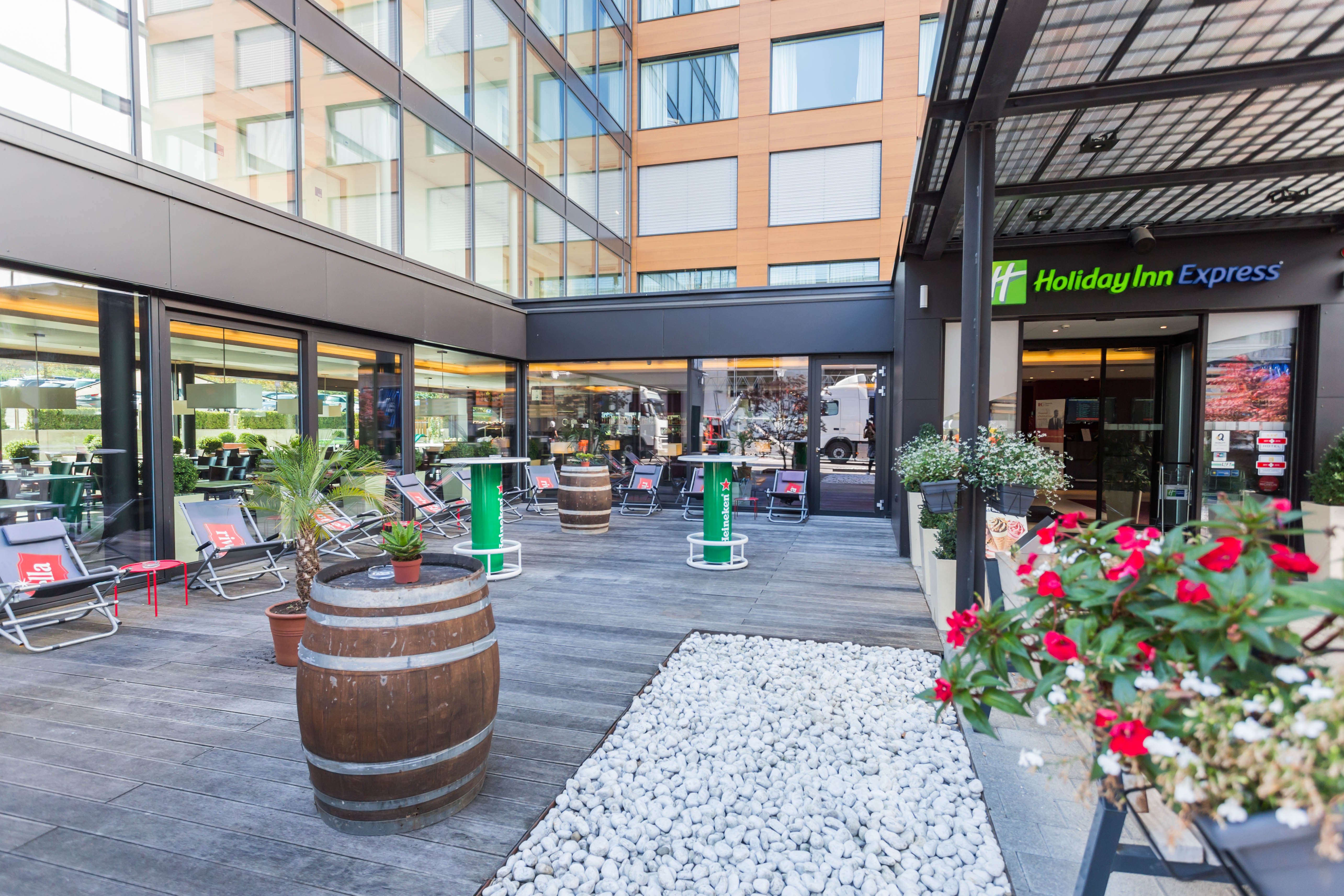 HOLIDAY INN EXPRESS ZURICH AIRPORT 16/80