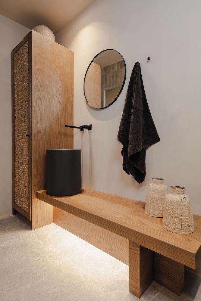 Emery Boutique Apartments 46/50