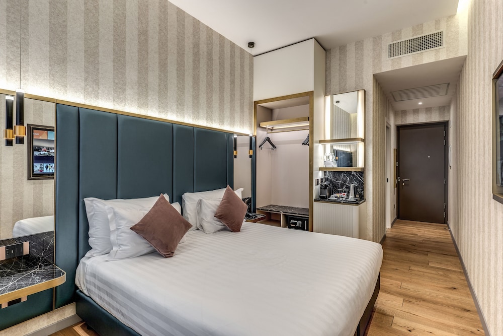 DELUXE, DOUBLE OR TWIN BED