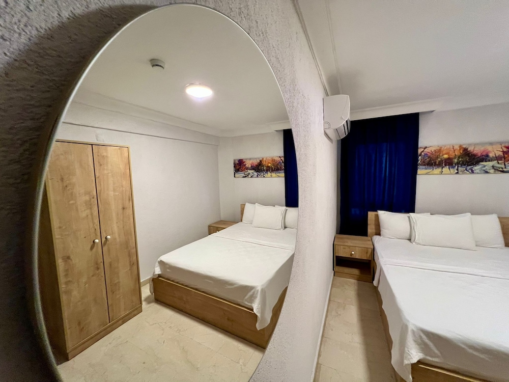 Ados Hotel 24/56
