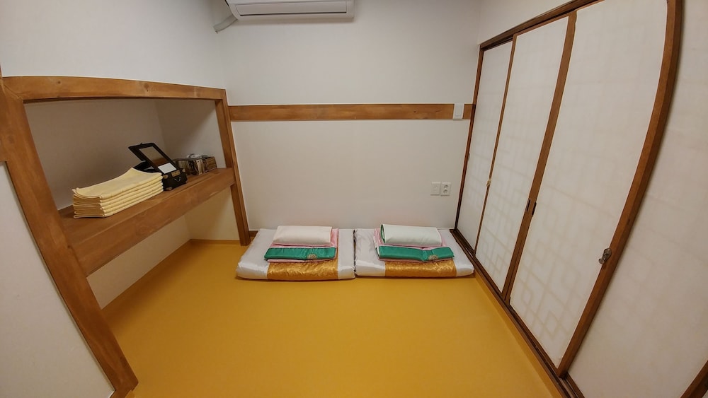 غرفة بفراش فوتون بحمام خاص، So Hyeon Dang Hanok Guesthouse 4/5