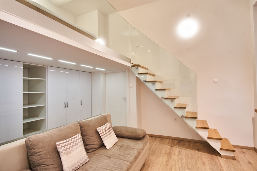 V27 Budapest Apartment 7/18