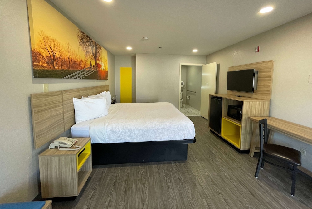 ROOM, KING BED