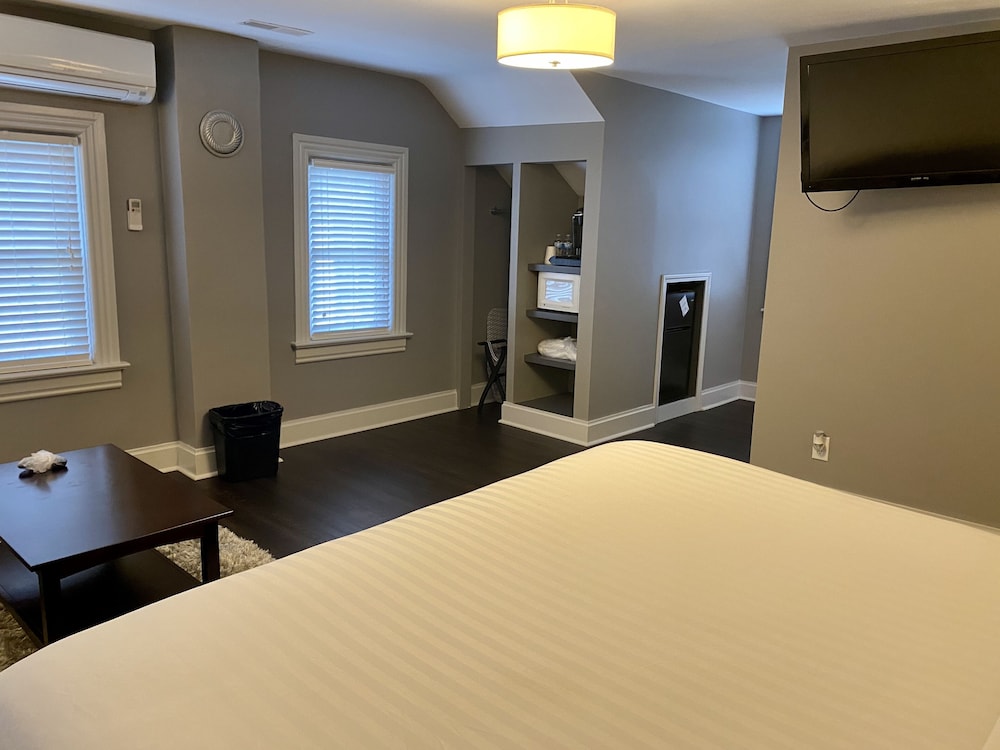 Captain Wohlt Inn Bed Breakfast 12/76