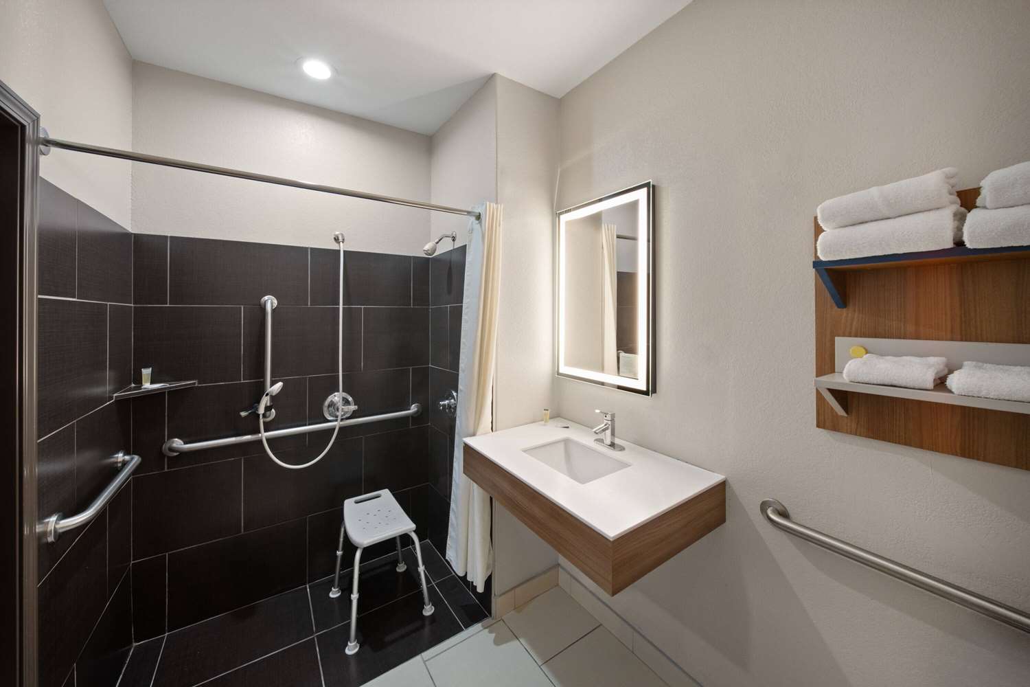 Microtel Inn and Suites By Wyndham Buda 38/40
