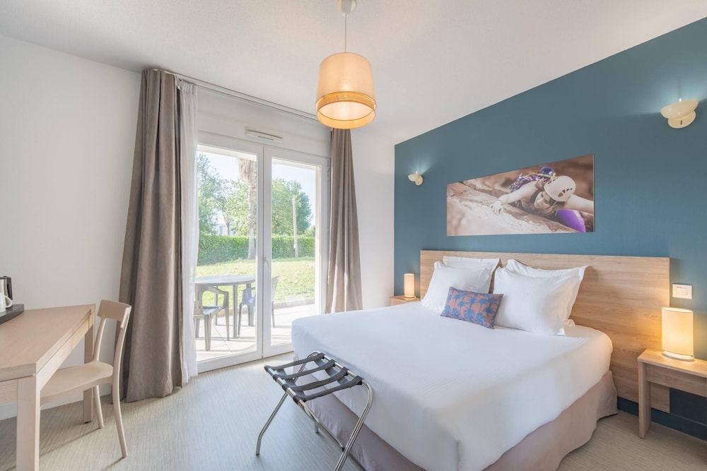 Standard, Queen Bed