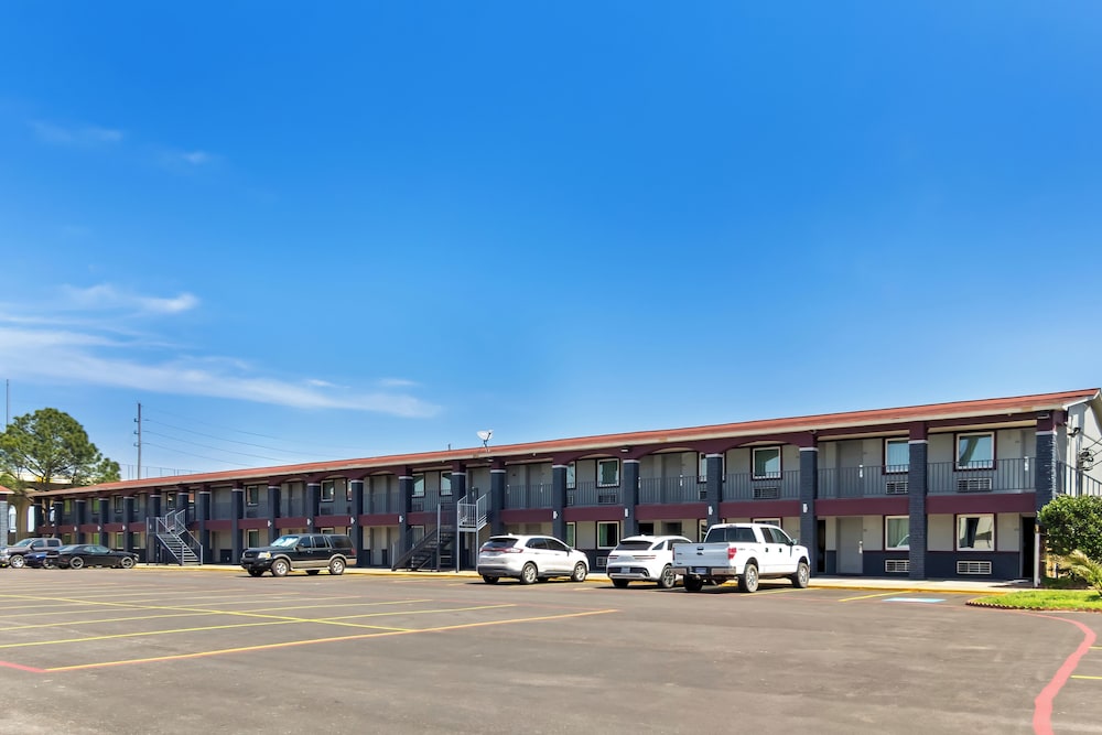 Econo Lodge Inn & Suites Sealy 44/52