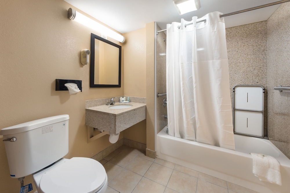 Quality Inn & Suites Cincinnati Uptown Norwood 22/45