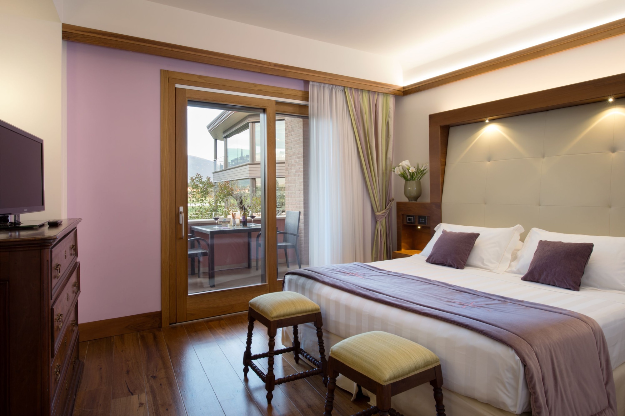 EXECUTIVE, SUITE