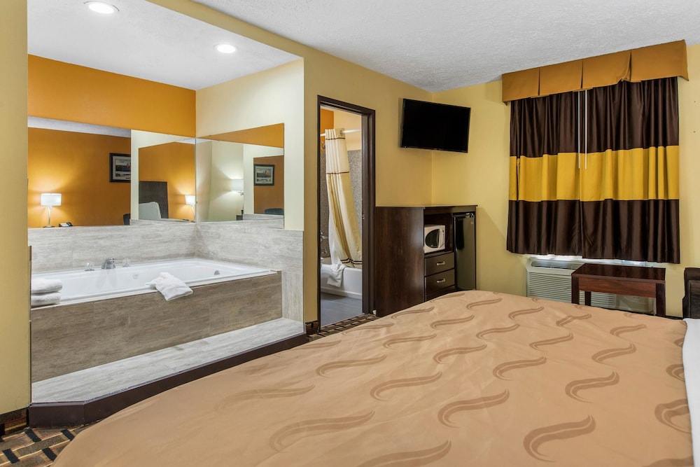 Quality Inn Grand Rapids Near Downtown 19/27
