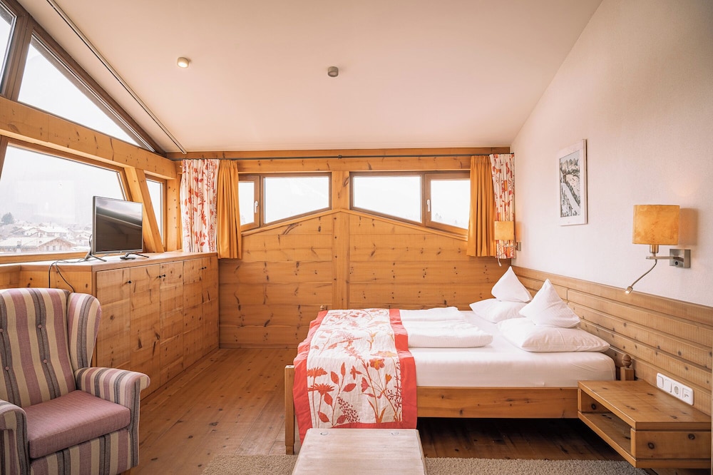 Nest, Suite, King Bed, Bunk Bed