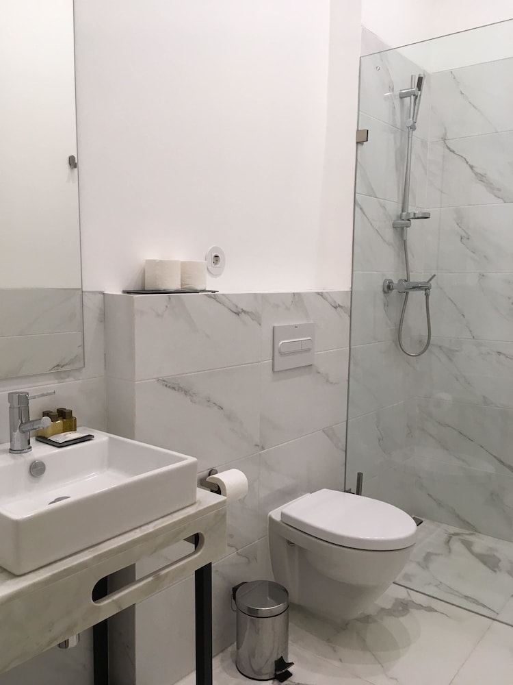 Lisbon Check-In Guesthouse 35/40