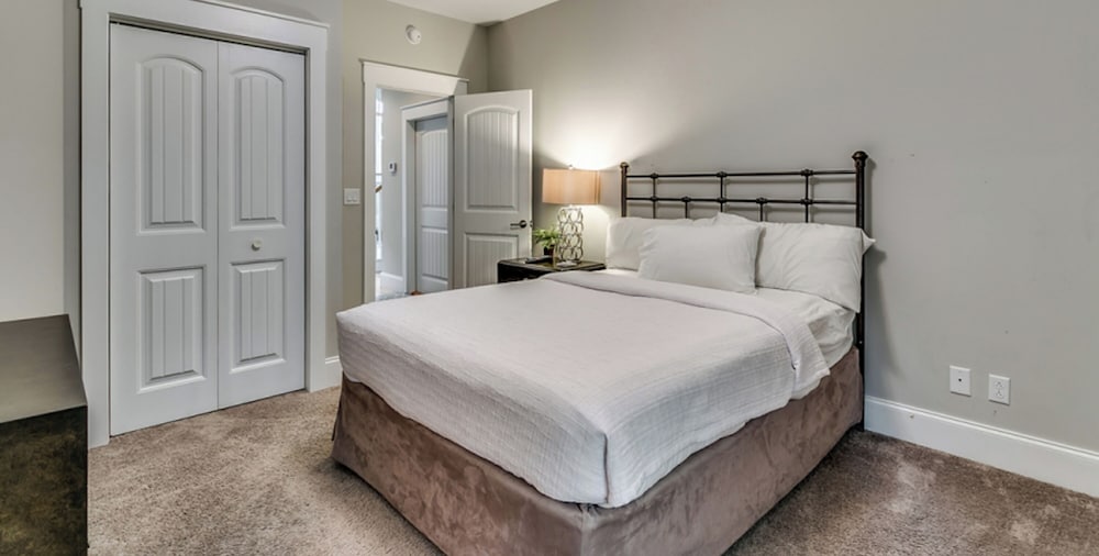 4 Bedrooms, House, 2 King Beds, 3 Queen Beds, Sofa