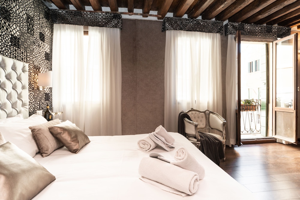 SUPERIOR, DOUBLE OR TWIN BED, CANAL VIEW, BALCONY