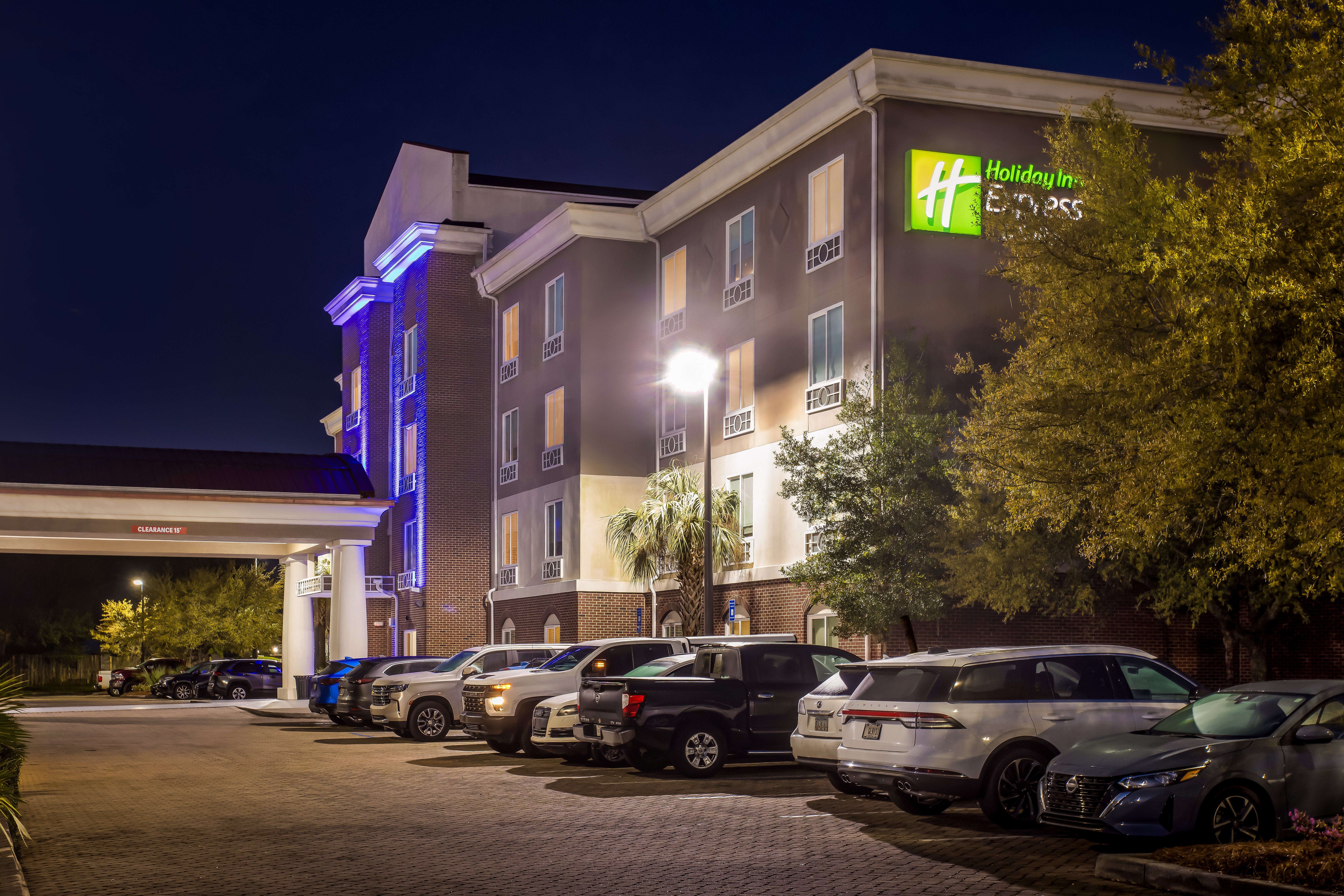Holiday Inn Express Hotel Suites Savannah Midtown 73/81