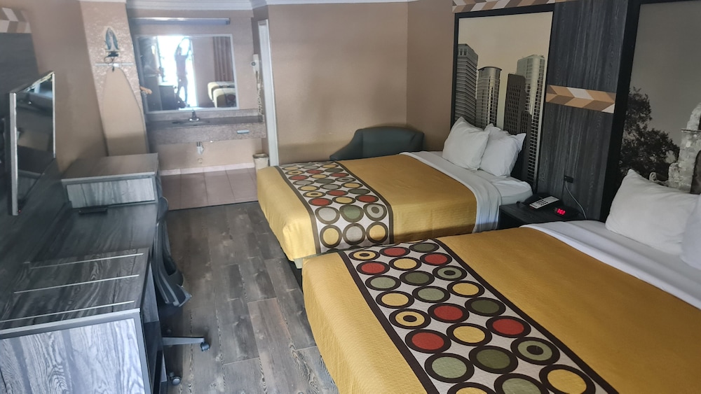 Family, 2 Queen Beds, City View, Garden Area