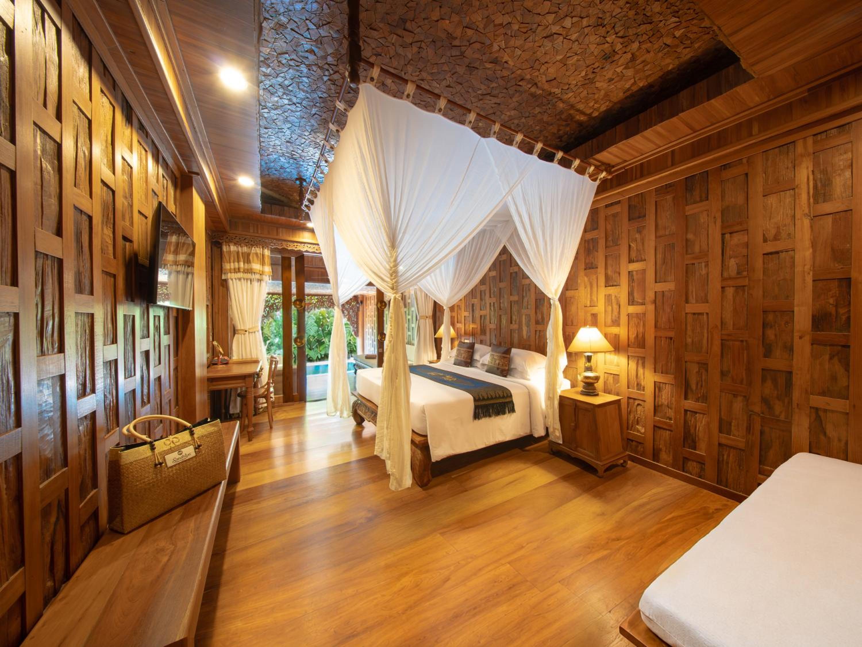 Pool, Suite, Queen Bed, Garden View
