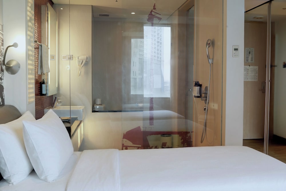 MERCURE JAKARTA SIMATUPANG 25/72