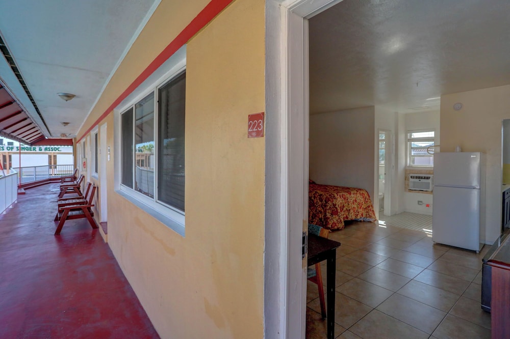 Beach and Town Motel 5/50