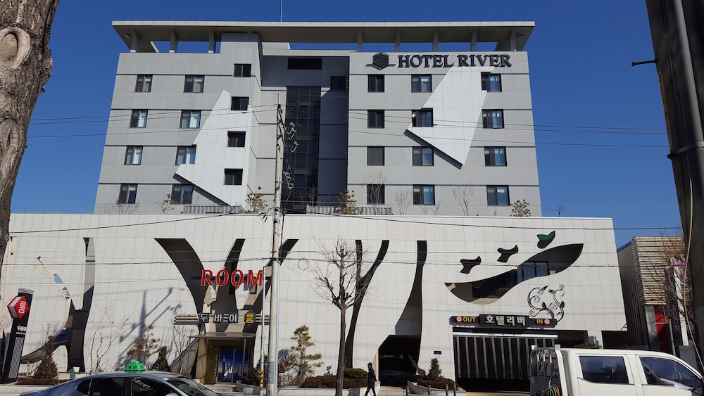 River Hotel 1/34