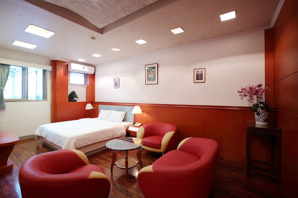 Long Shan Hotel 53/68