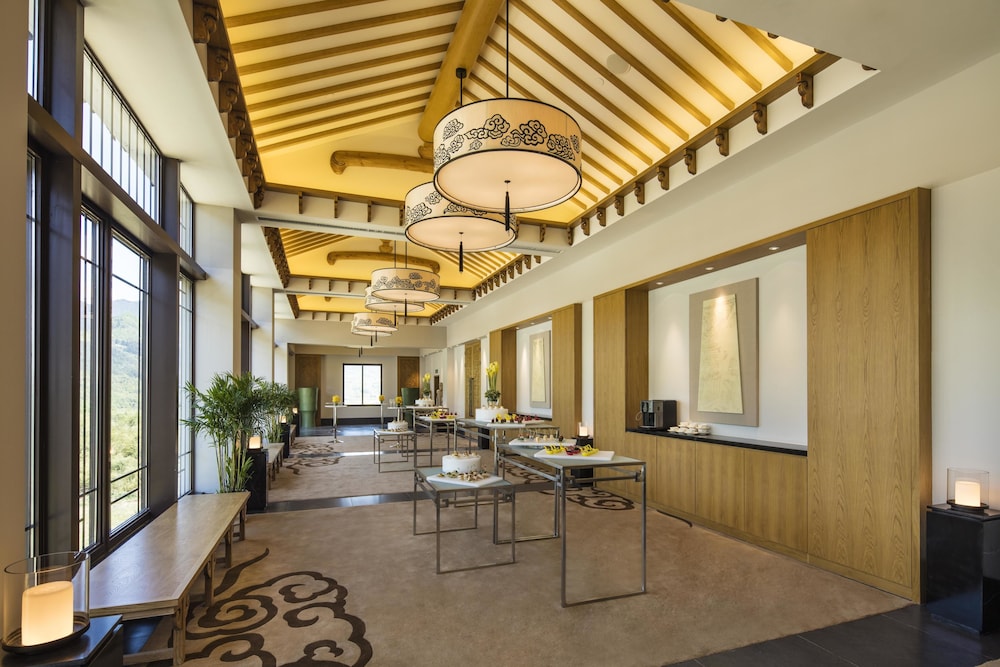 Lobby at Banyan Tree Huangshan, HUANGSHAN