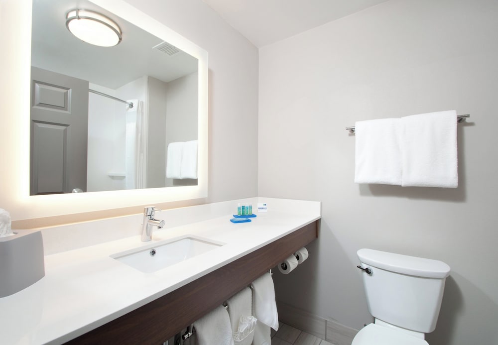 Holiday Inn Express Quantico - Stafford 50/50