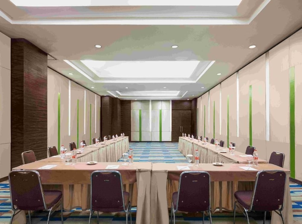 Hotel Santika Cikarang 43/49