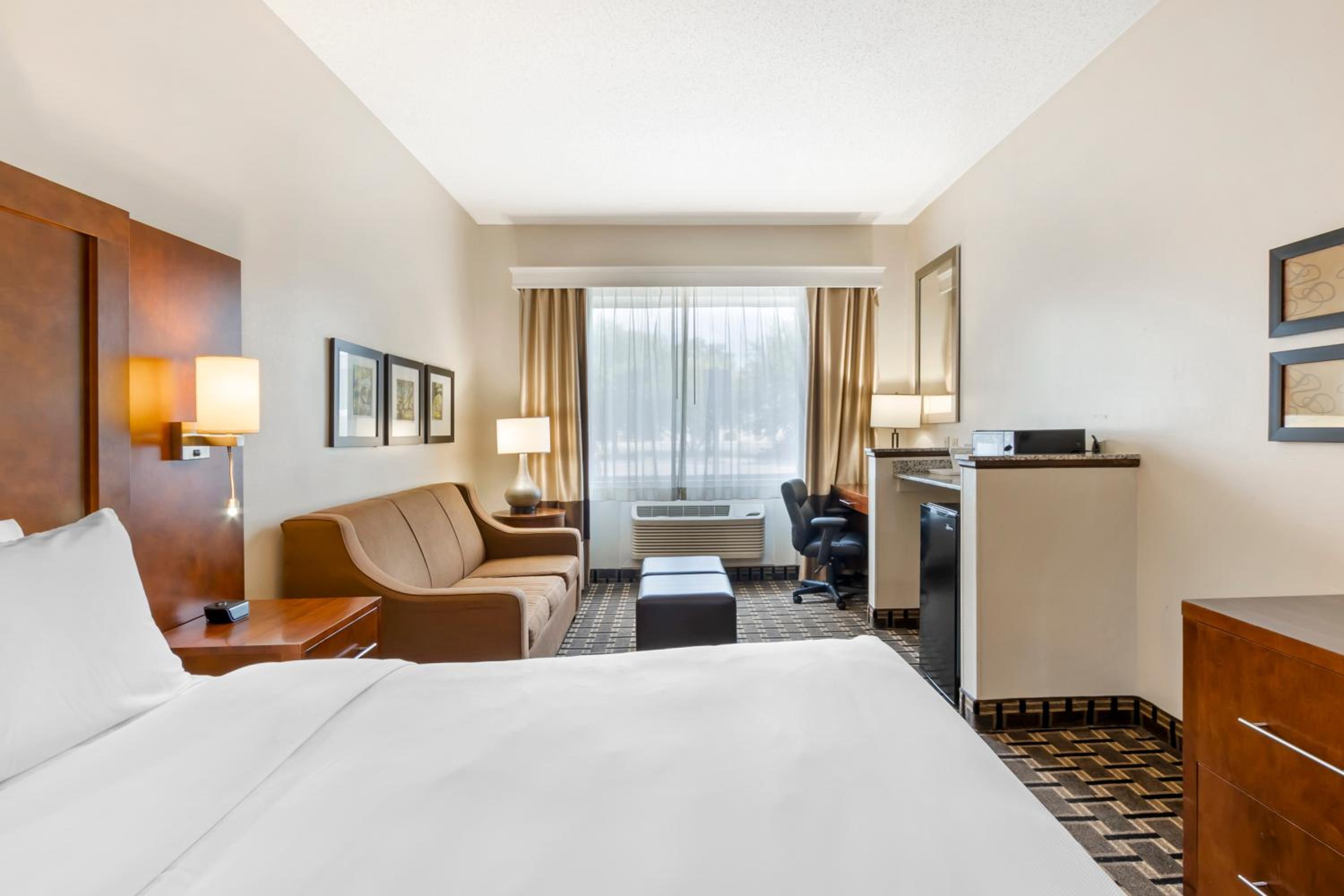 Efficiency, Queen Bed, Accessible