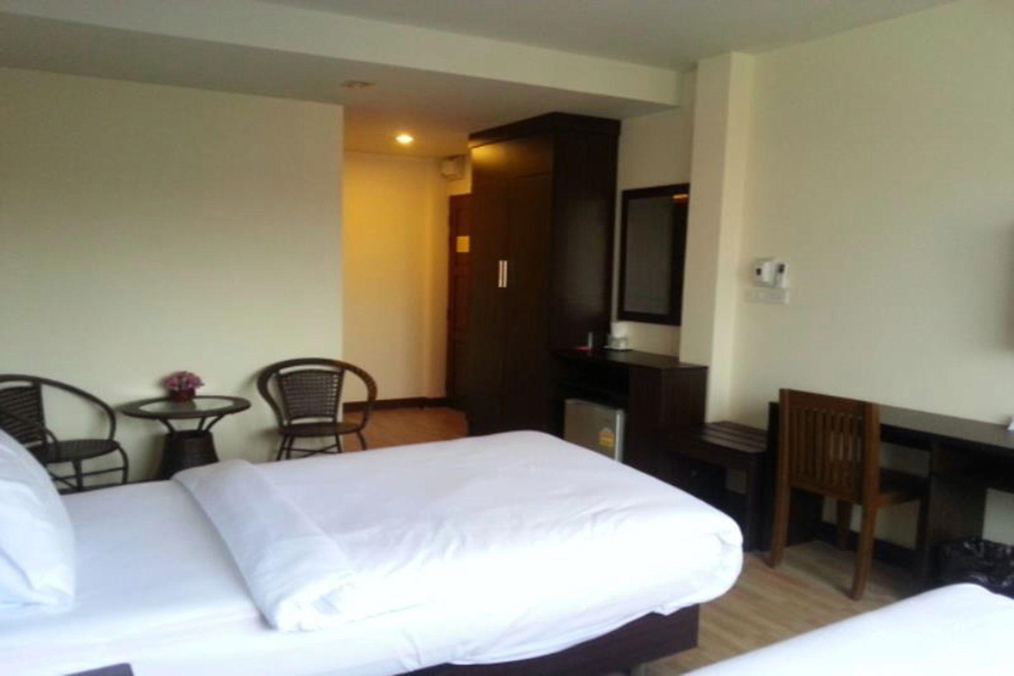 Ponburi Hotel 28/90