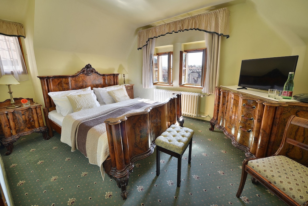 ROOM, DOUBLE BED