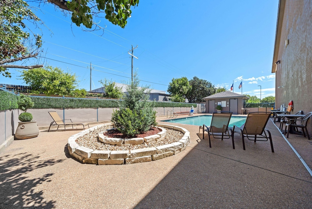 Days Inn by Wyndham Round Rock 36/43