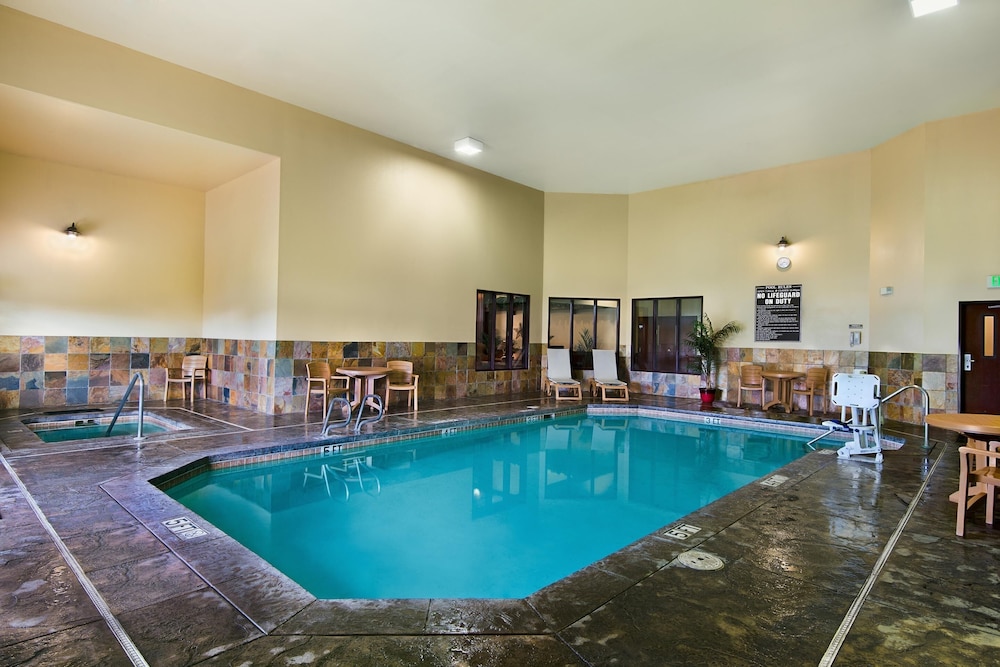 Oxford Suites Pendleton 24/54