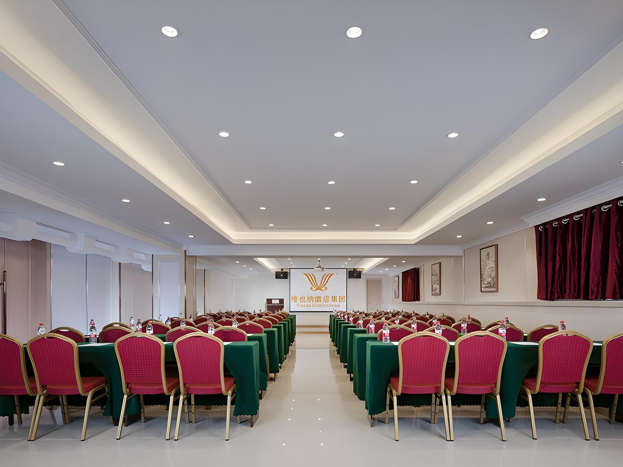 Vienna Hotel (Chongqing Shiqiaopu Metro Station) 50/58